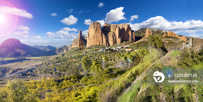 Montañas Rocosas.Paisaje de los  pirineos . Mallos de Riglos, España, Aragón.viajes y el paisaje de 