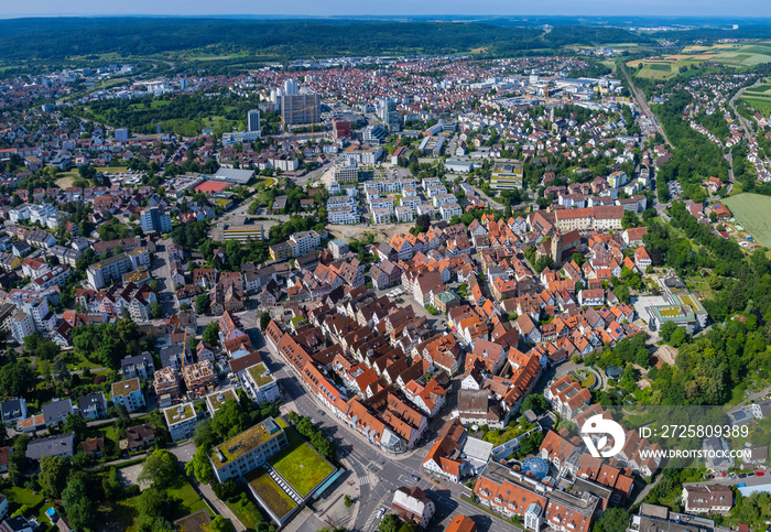 德国莱昂贝格市的鸟瞰图。在阳光明媚的春天