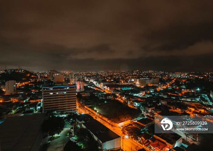 城市景观，夜晚橙色城市灯光，乌云背景