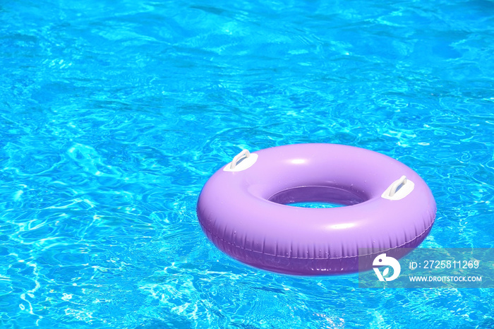 蓝色游泳池中的充气环