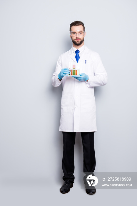 穿着白色实验室外套、黑色裤子和蓝色T恤的迷人时尚科学家的全尺寸全身肖像