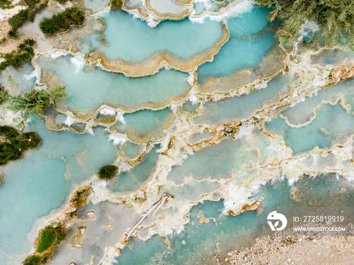 萨图尔的Terme di Saturnia、地热硫磺泉和带瀑布的天然温泉的鸟瞰图