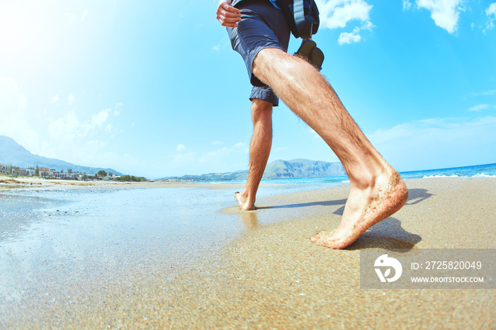 男人沿着空旷的海滩散步