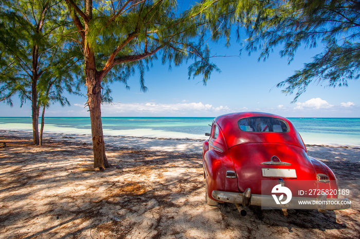 古巴海滩上的经典汽车