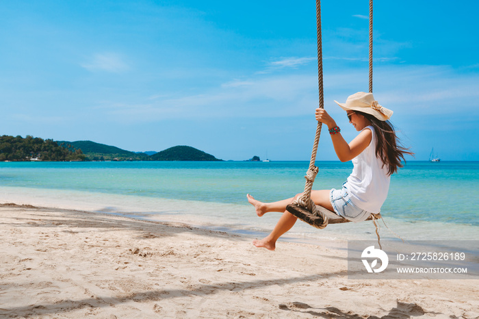 泰国海滩上摇摆的亚洲旅行家