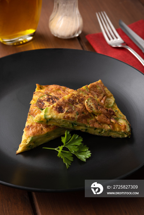 Deliziosa frittata di uova, zucchine, formaggio ed erbette