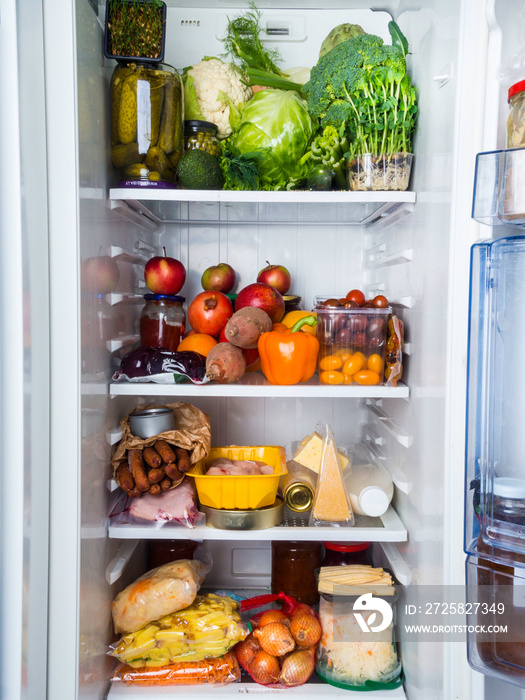 一个装满蔬菜和水果的冰箱。吃得健康，住得健康。冰箱i