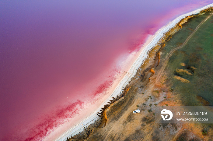 粉湖被盐覆盖的海岸的俯视图。