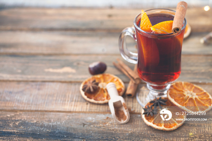 传统的冬季热饮：用橙子和香料装饰的玻璃杯中的热葡萄酒。舒适的氛围，一种