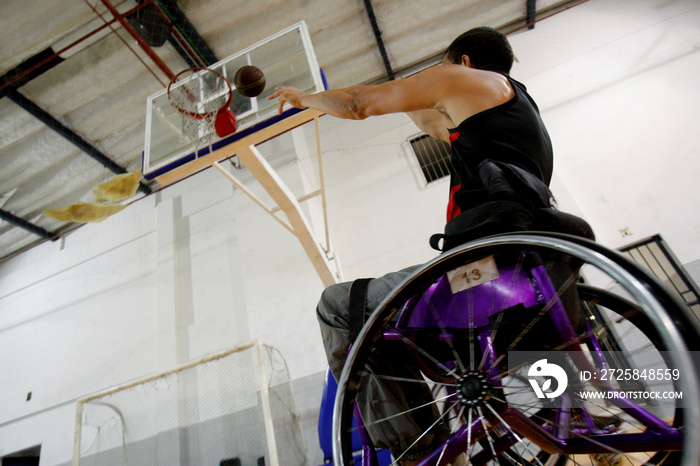 坐轮椅的篮球运动员
