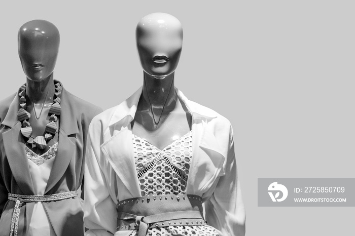 女性人体模型站在购物中心女性休闲服装店的橱窗里。S