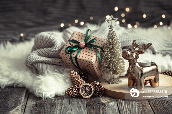 圣诞节日背景，玩具鹿，带礼盒和圣诞树，木头上有金色的灯光