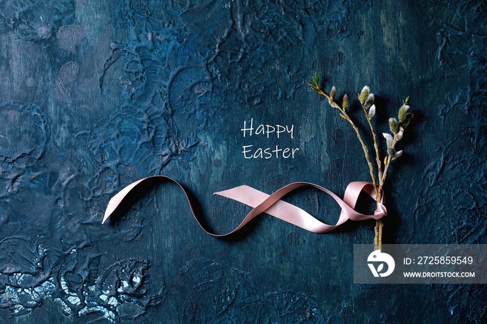 复活节最小贺卡，经典蓝色纹理ba上有花朵柳枝和粉色缎带