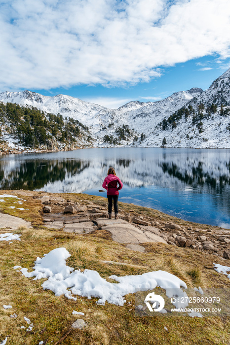 比利牛斯山脉美丽的巴西佛湖中的女人和雪山的倒影