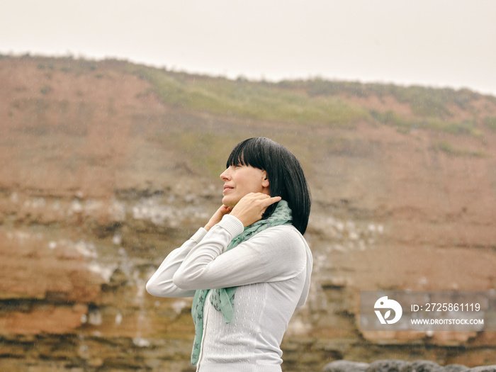 英国，站在岩石景观中的女人