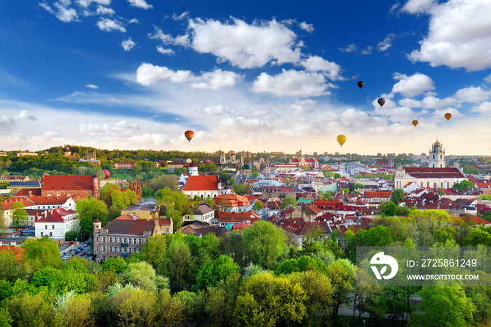 维尔纽斯老城美丽的夏季全景，天空中有五颜六色的热气球