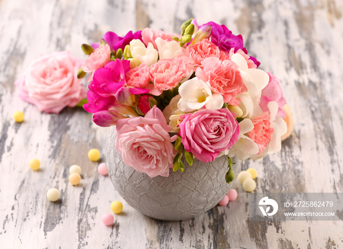 木桌上的花盆里有美丽的春天鲜花，特写