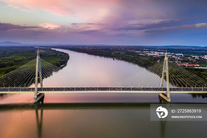 匈牙利布达佩斯-日落时分多瑙河上梅格耶里大桥的鸟瞰图，充满了美丽的戏剧