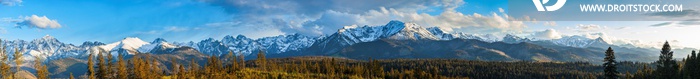 整个塔特拉山脉的美丽全景。五颜六色的阳光照射下来