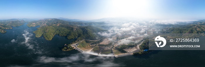 美丽的全景景观鸟瞰图，湄南河大坝或水库蓝天背景