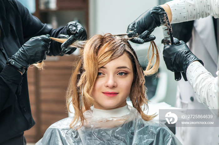 Hairdresser is dying female hair