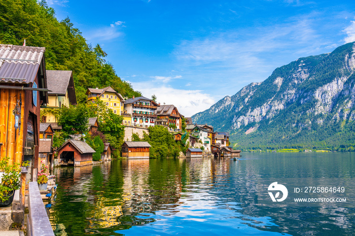 奥地利阿尔卑斯山著名的哈尔施塔特山村在夏季的美丽光线下的风景