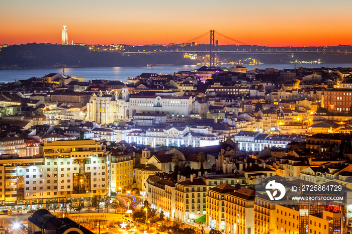 美丽的城市景观，日落时的葡萄牙首都里斯本。旅游的热门目的地