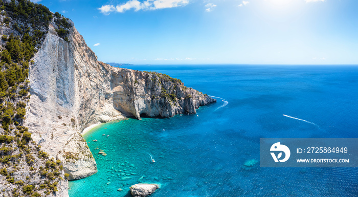 希腊爱奥尼亚海扎金索斯岛美丽的南海岸全景，碧绿的大海