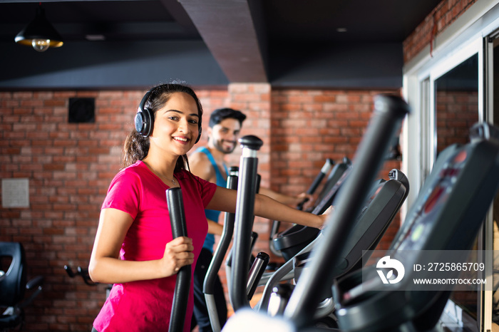 亚洲印度年轻情侣在健身房或健身俱乐部进行有氧运动训练