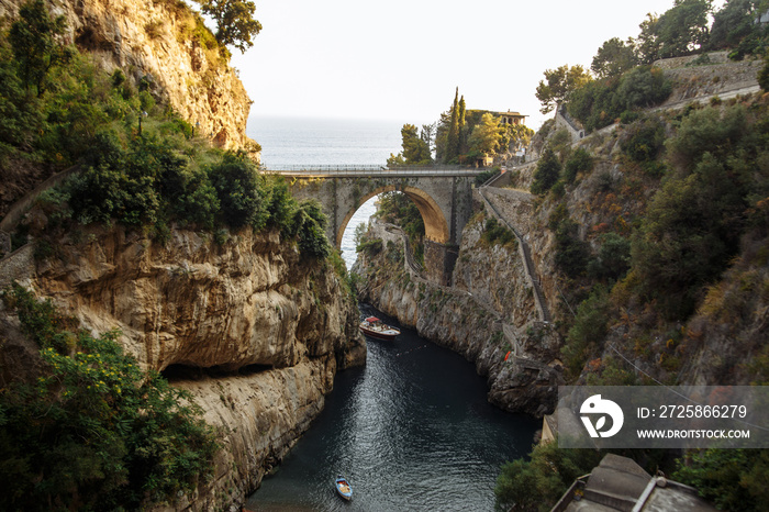 风景意大利美丽的地方Amalfi Furore跨海石桥