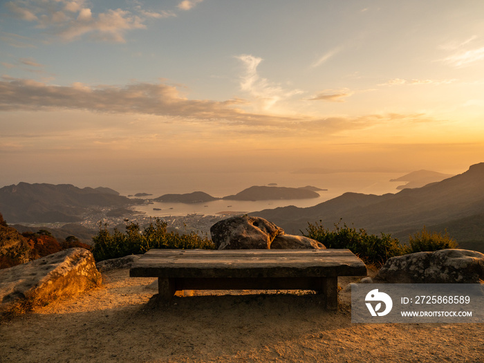 自然の絶景が見えるベンチ, A Bench and A Beautiful Landscape