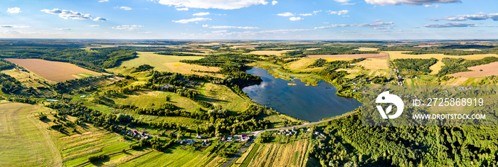 俄罗斯中部高地的空中景观。库尔斯克地区Nizhnyaya Vablya村