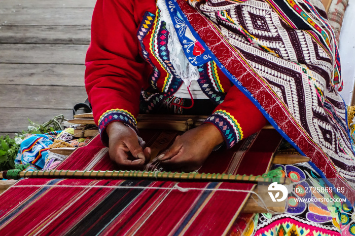 Arequipa/Peru: Woman weaving manually. Ancestral manufacturing technique