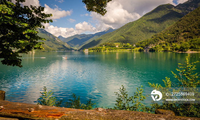 欧洲意大利北部Trentino Alto Adige Ledro山谷的Ledro湖。这个湖是最美的湖之一