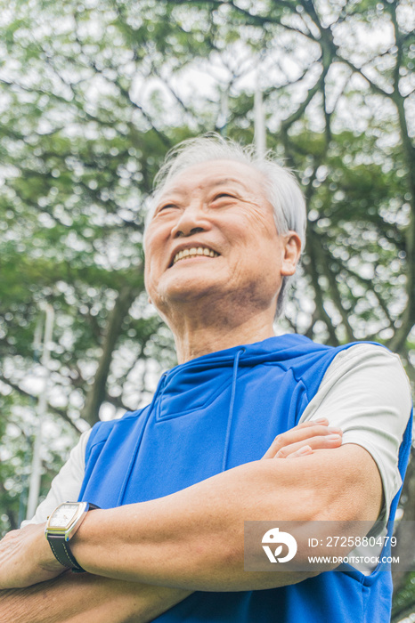 一位活跃的老年鸟类收藏家