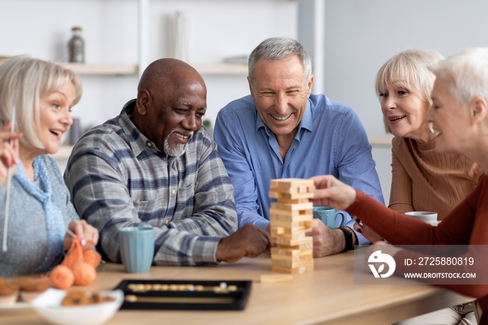 多种族老年人在家玩jenga