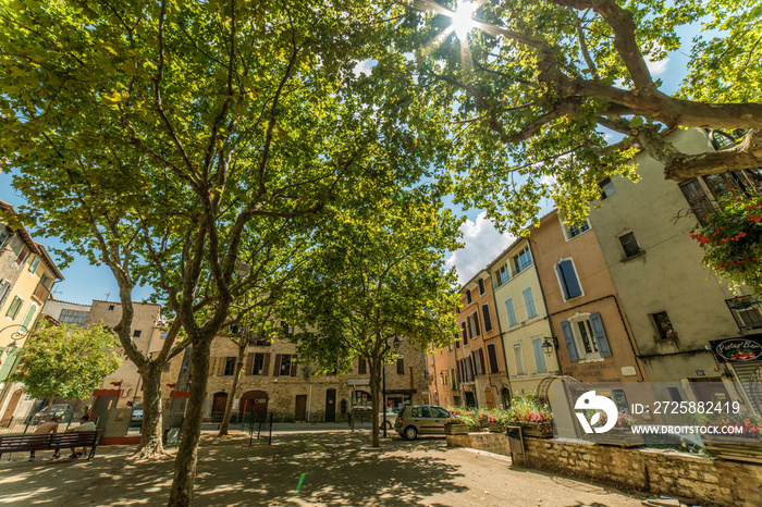 Place ensoleillée à Manosque, Alpes-de-Haute-Provence, France