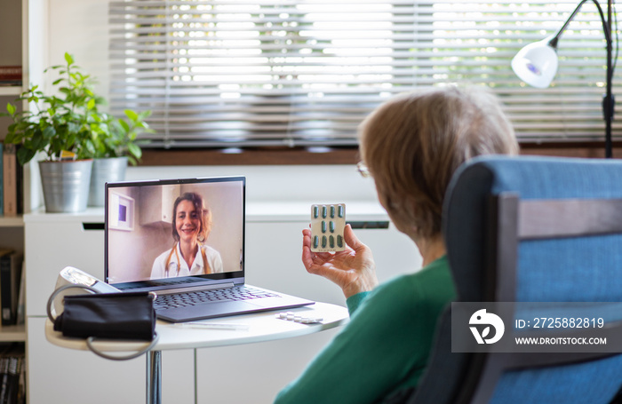 远程医疗概念老年妇女在线与医生交谈并测量血压