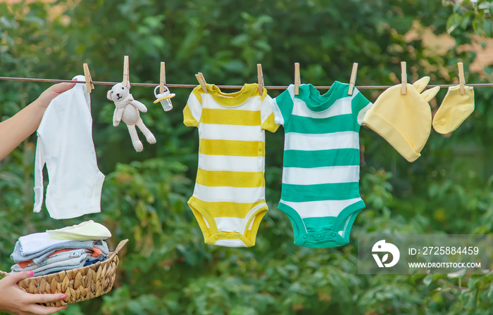 洗婴儿衣服。亚麻在新鲜空气中干燥。选择性聚焦。