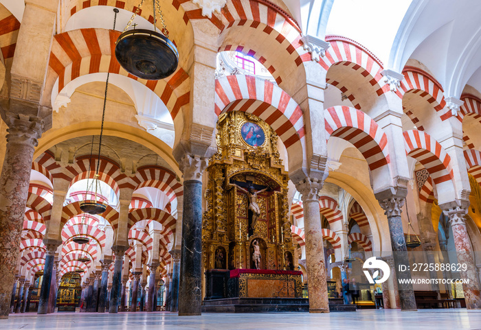 Intérieur de la Mezquita, la Mosquée cathédrale de Cordoue en Andalousie, Espagne