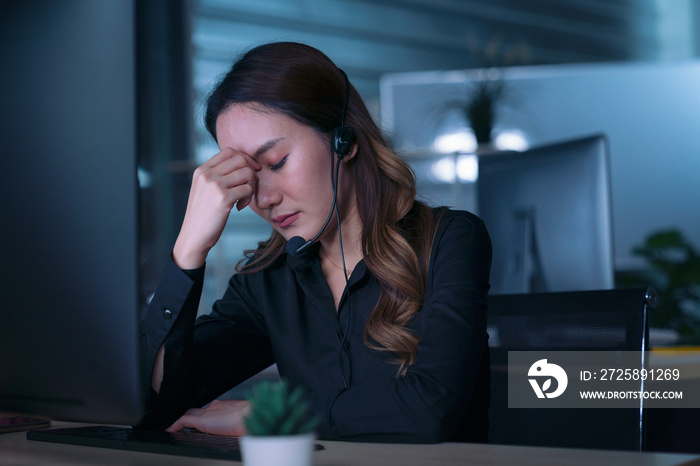 泰国亚洲女性呼叫中心商务人士因上夜班而头痛和偏头痛
