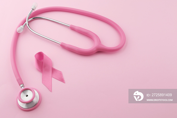 彩色背景粉色丝带听诊器。乳腺癌症概念