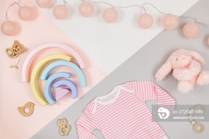 粉色泰迪熊，配粉色棉质紧身衣和新生儿木制玩具。实物模型