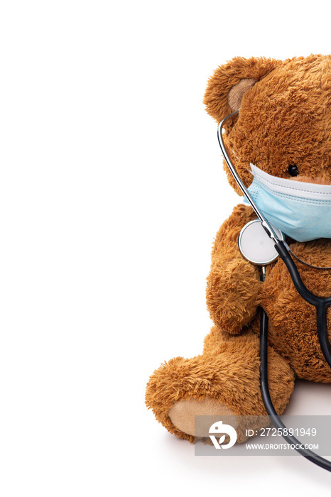 医学、医疗保健和流行病概念-戴着带听诊器的医用防护口罩的泰迪熊玩具