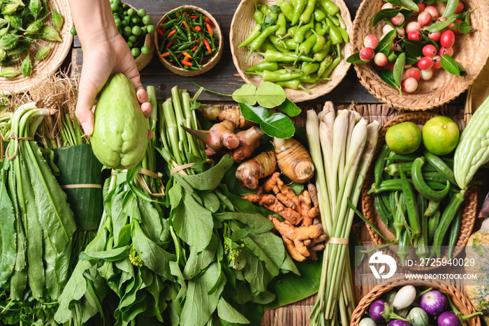 来自泰国北部当地农贸市场的新鲜有机东南亚蔬菜和香料，