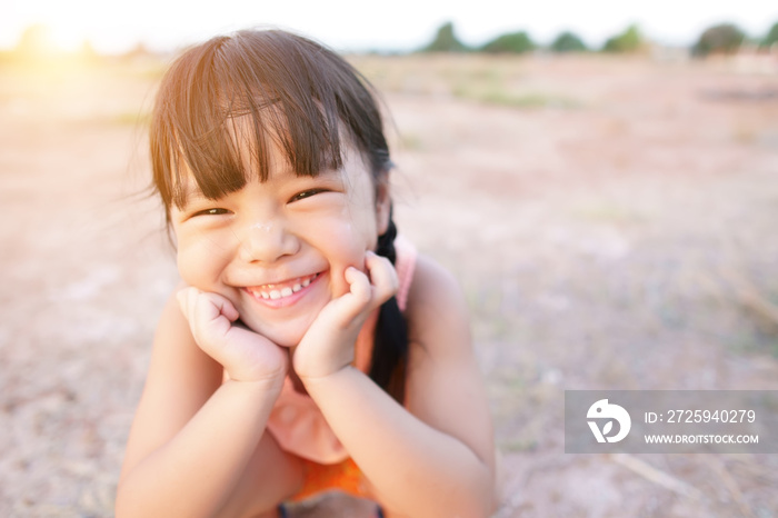 亚洲贫穷儿童或小女孩笑得很开心，因为回到祖国
