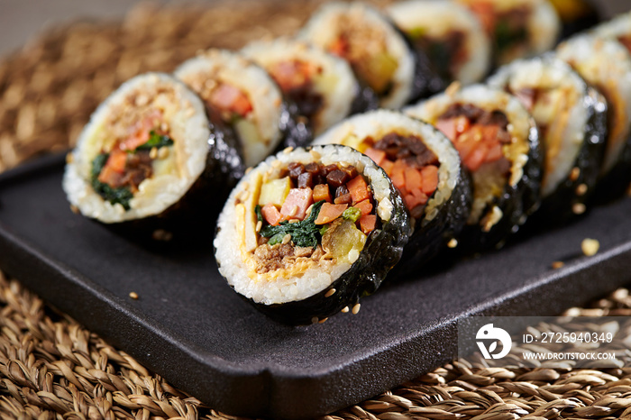 Kimbap，盘子里的奶酪蔬菜Gimbap