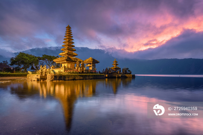 古老的Pura Ulun Danu Bratan寺庙，日出时天空五彩缤纷