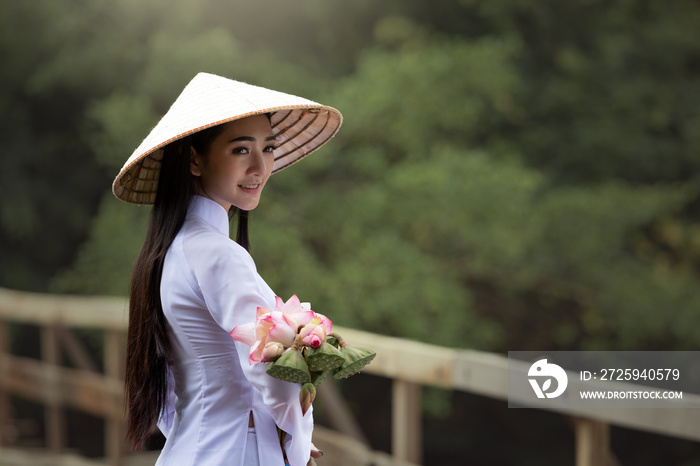 身穿澳岱越南传统服饰的中长款美女