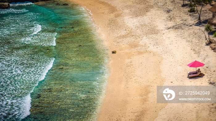 Lila Sunbed on Beautiful White Sand.Clear Blue Ocean，Atuh Beach，Nusa Penida，巴厘岛，印度尼西亚